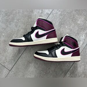 Air Jordan 1 Mid SE Sneakers